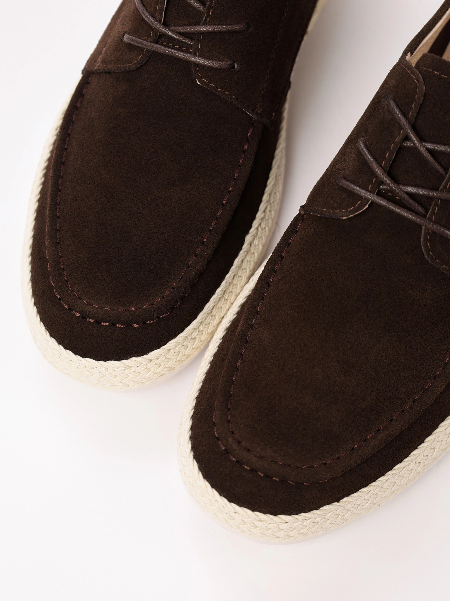 Мокасины темно-коричневого цвета на низкой подошве